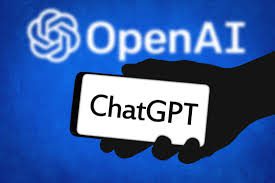 OpenAI 로고 배경 위에 ChatGPT가 표시된 스마트폰을 들고 있는 손