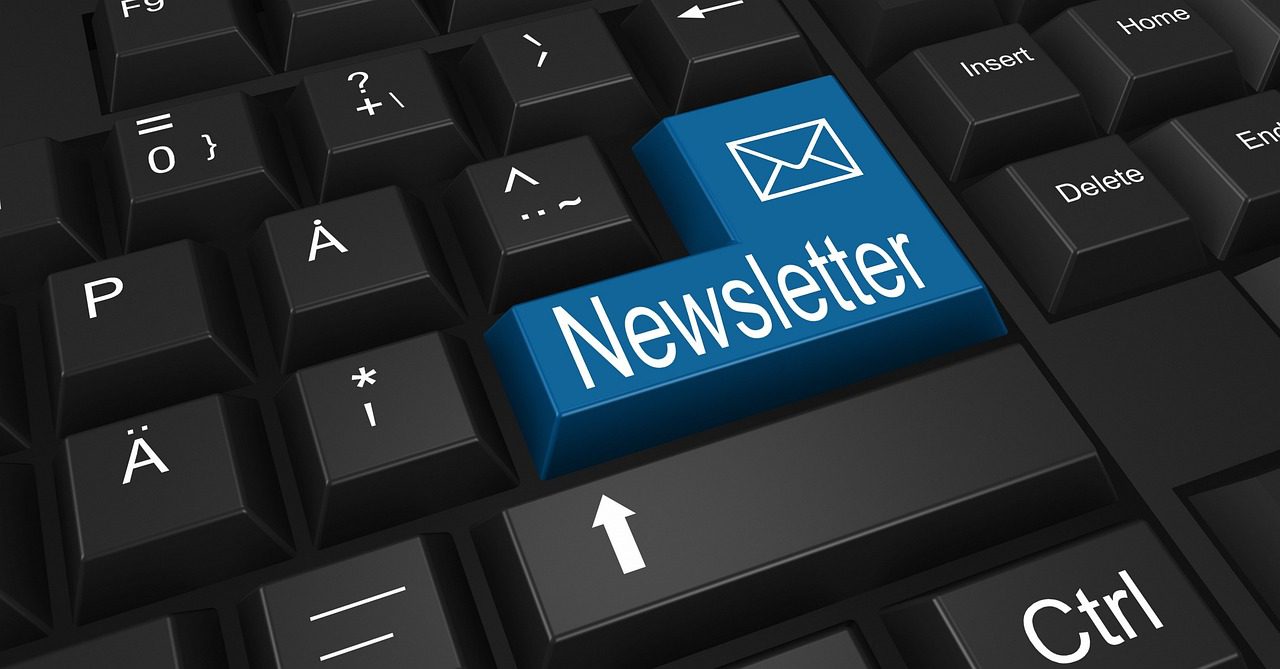 컴퓨터 키보드 위에 'Newsletter'라고 적힌 파란색 키가 강조된 모습