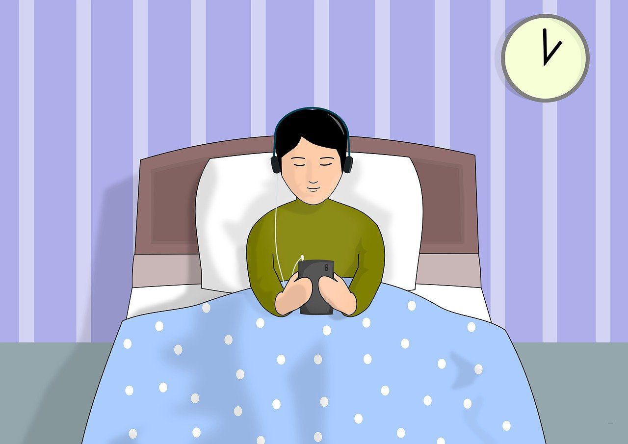 밤 늦게 침대에 누워 스마트폰을 사용하는 헤드폰 낀 사람의 일러스트