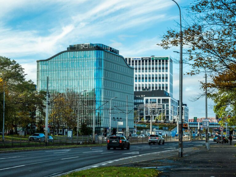 도심 속 유리 빌딩 사이로 저녁 햇살이 스며드는 풍경, 일의 의미와 가치를 다시 떠올리게 하는 장면