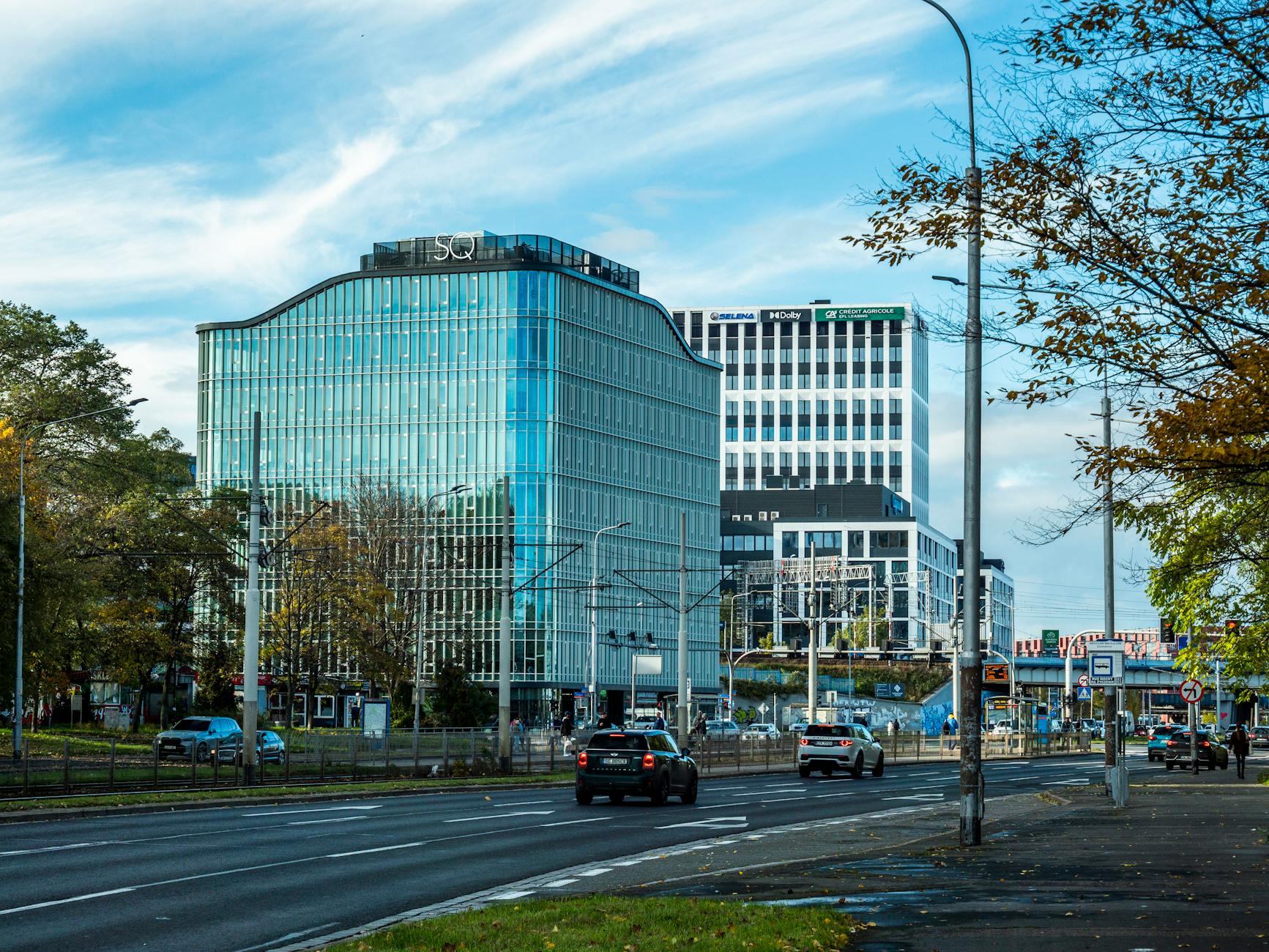 도심 속 유리 빌딩 사이로 저녁 햇살이 스며드는 풍경, 일의 의미와 가치를 다시 떠올리게 하는 장면