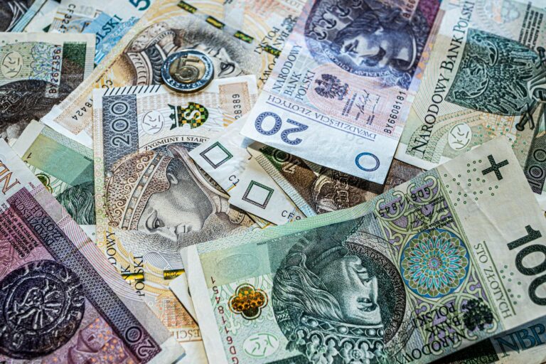 노트북 화면의 블로그 글과 옆의 지폐 더미가 보인다