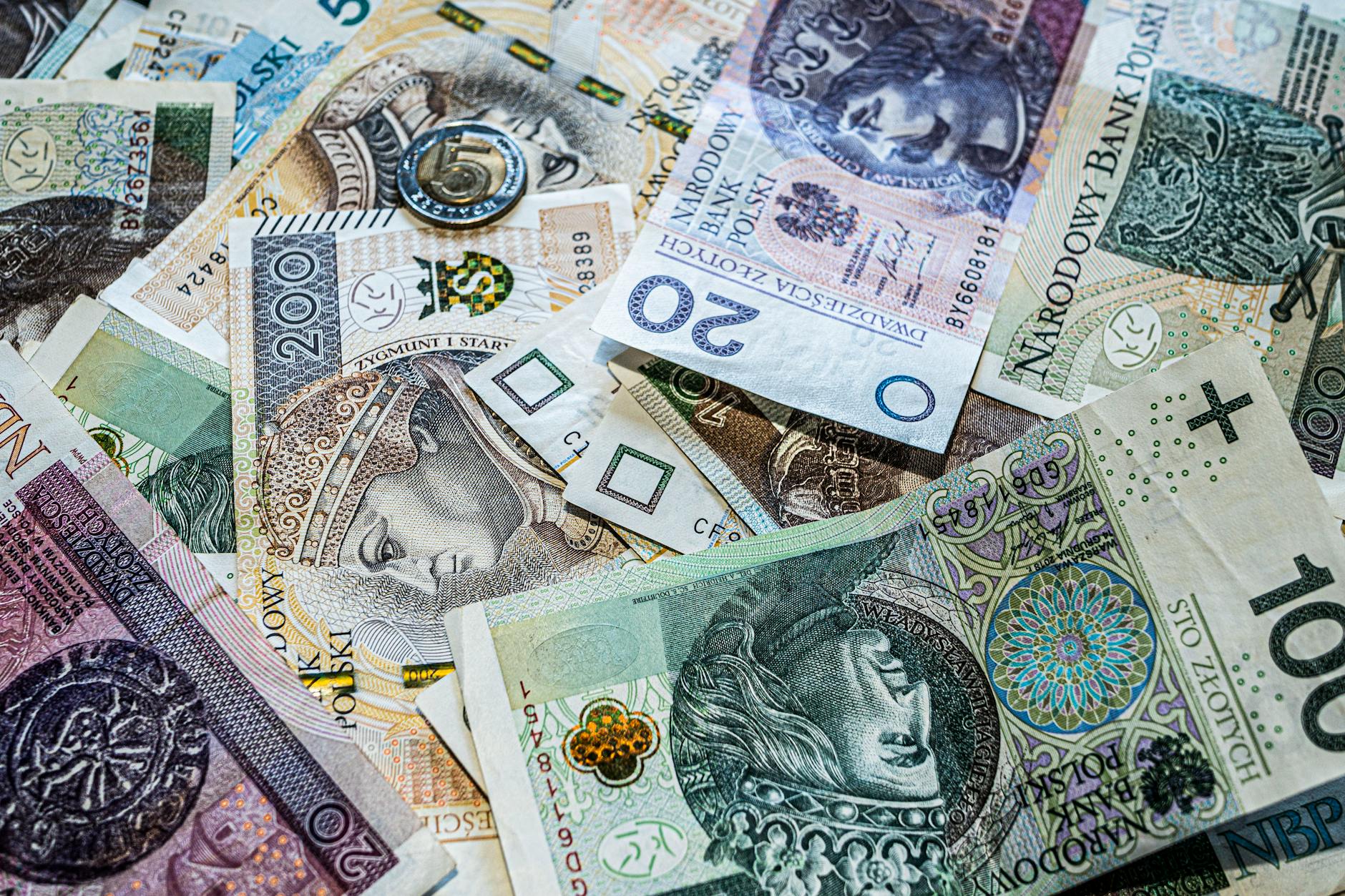 노트북 화면의 블로그 글과 옆의 지폐 더미가 보인다