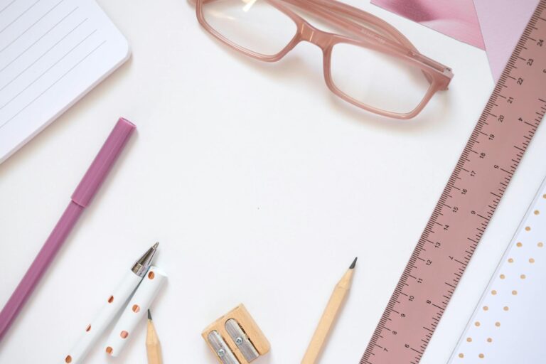 컴퓨터 화면에 다양한 디자인 도구가 열려 있다