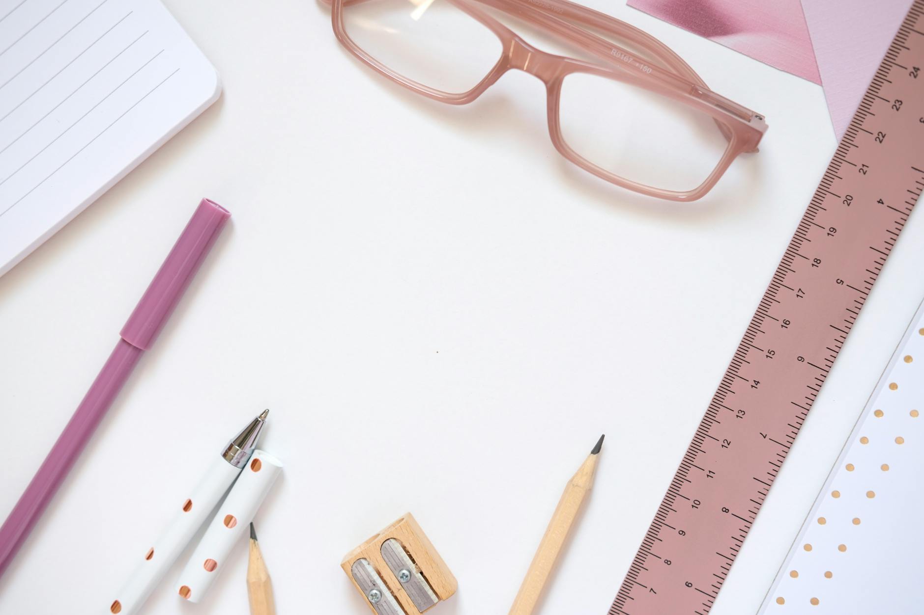 컴퓨터 화면에 다양한 디자인 도구가 열려 있다