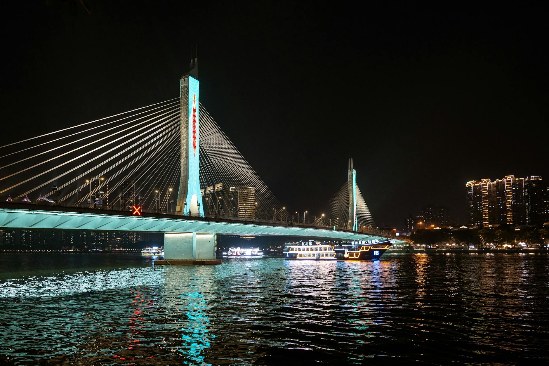 밤에 호수에 비친 도시 불빛이 고요히 반짝인다